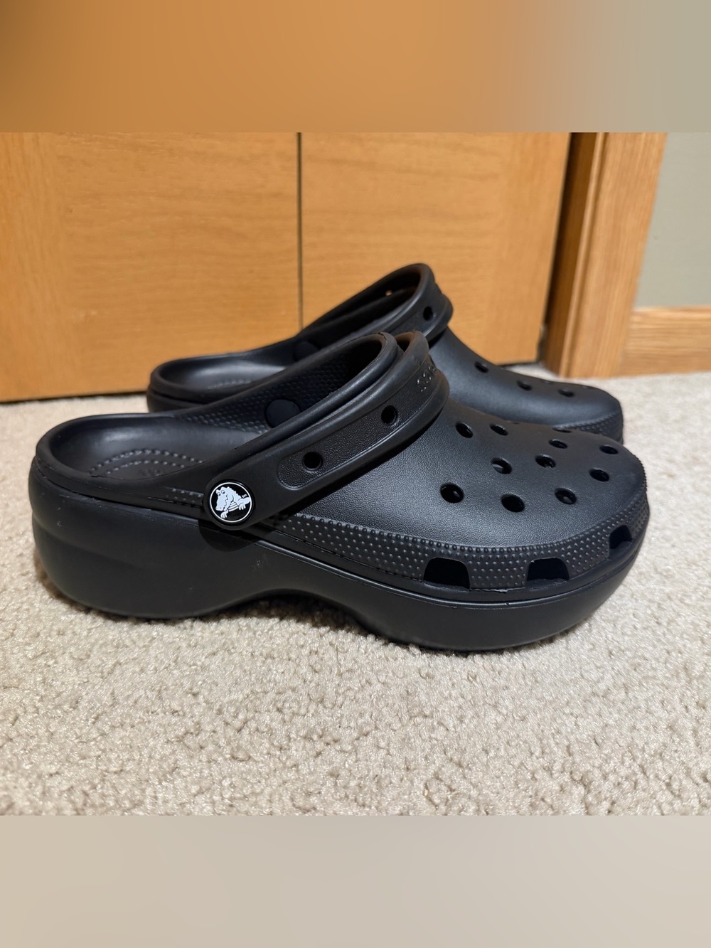 NWOT Women’s platform Crocs black size 7